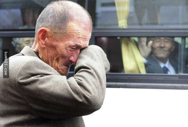 ▼5,一名朝鲜老人送别回韩国的兄弟,此次离别不知道何时才能重逢.