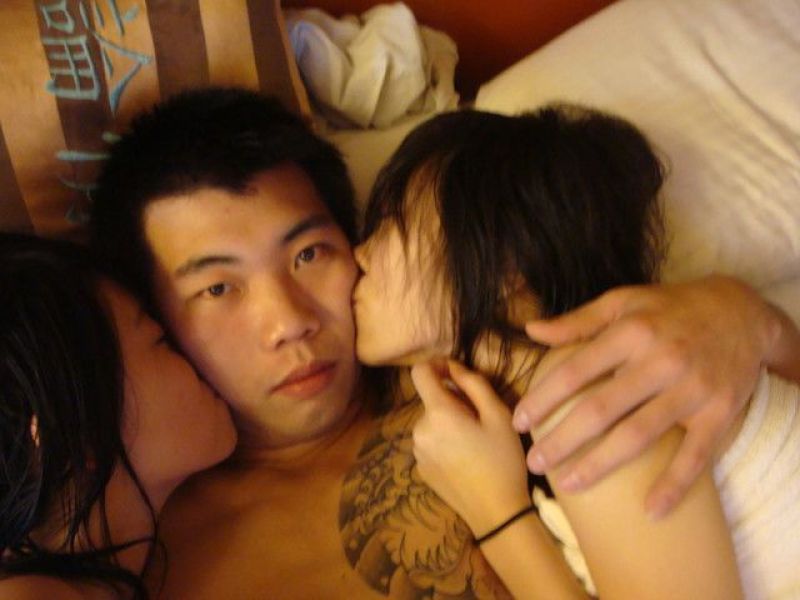 Сексуальная красивая китаянка разделась и начала отсасывать большой член