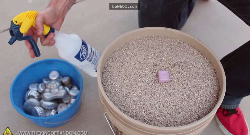 ▼抖动水桶让沙子密实后,用喷水器在沙子上喷水,以增加表面沙子的黏著