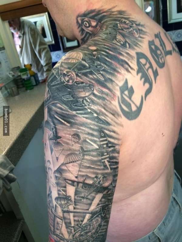 這個男子原以為超難看的刺青沒救了，豈料神人刺青師居然修改成「超霸氣的二戰刺青」！