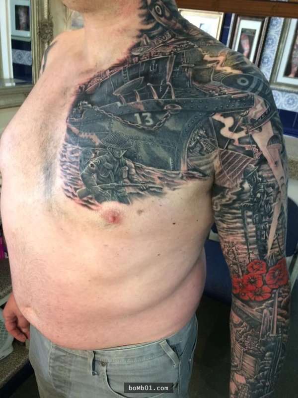 這個男子原以為超難看的刺青沒救了，豈料神人刺青師居然修改成「超霸氣的二戰刺青」！