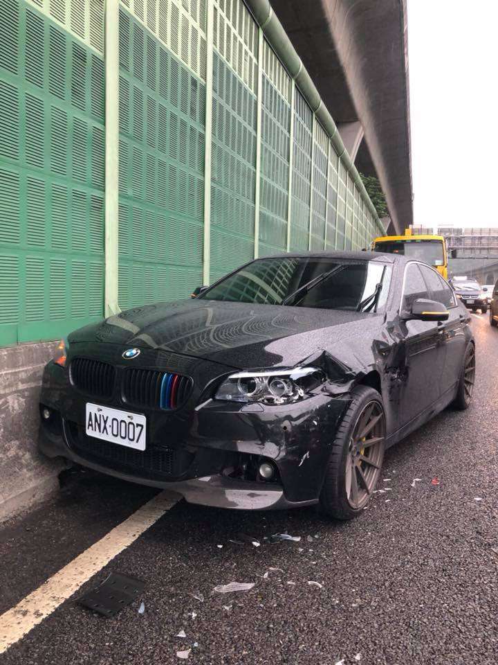 三寶在國道突然 打橫r檔倒車 撞壞bmw需慘賠108萬 Bomb01